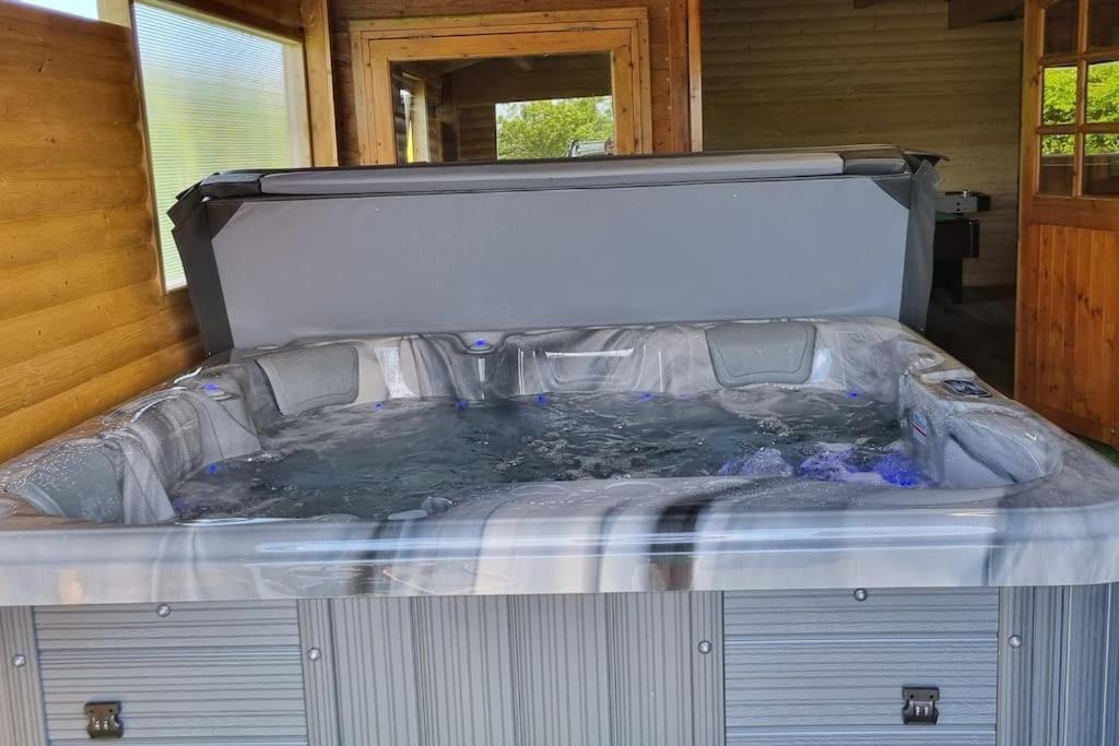 Grace'S Place With Hot Tub & Games Room Carrickfergus Exterior foto